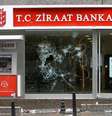 <p>Ve&iacute;culos depredados e incendiados, ruas bloqueadas, e marcas de disparos podem ser vistos pelas ruas da cidade</p>  Foto: AP