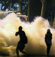 <p>Manifestantes são alvos de jato de água disparados pela polícia </p>  Foto: AP
