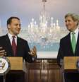 Kerry durante encontro com o colega polonês Radoslaw Sikorski no Departamento de Estado, em Washington  Foto: AP