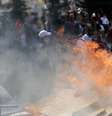 <p>Barricada é incendiada durante os confrontos com a polícia em Ancara</p>  Foto: Reuters
