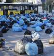 Sacos de lixo são espalhados por manifestantes em rua para formar barreira no centro de Istambul  Foto: Reuters