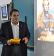 O professor Guy Barcellos aprovou o tablet, mas ainda enfrenta dificuldades. Uma delas é o wi-fi da escola que não chega até a sala de aula  Foto: Cartola - Agência de Conteúdo