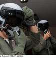 <p>HMD projeta informações do painel diretamente no visor de capacete</p>  Foto: FAB / Divulgação