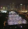 Em Hong Kong, milhares de pessoas participaram de uma vigília no Victoria Park para lembrar a data  Foto: AP