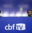 <p>Bernard e Daniel Alves minimizaram privilégio concedido a Neymar para que se apresentasse ao Barcelona</p>  Foto: Ricardo Matsukawa / Terra