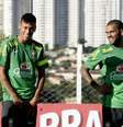 <p>Neymar e Daniel Alves têm boa relação desde a Copa América e sempre são vistos juntos em treinos</p>  Foto: Ricardo Matsukawa / Terra