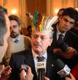 <p>Tarso Genro recebeu os indígenas no Palácio Piratini, sede do governo do Estado</p>  Foto: Cristiane Moreira / Futura Press