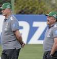 "Vamos dominar melhor de primeira", gritou Scolari para Luiz Gustavo. "Filipe Luís, cruza essa bola mais rasante", pediu o auxiliar Flávio Murtosa, por exemplo  Foto: Ricardo Matsukawa / Terra
