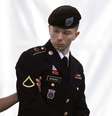Bradley Manning é escoltado até a corte  Foto: AP