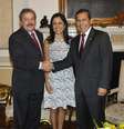 Ao lado da primeira-dama Nadine Heredia, Ollanta Humala cumprimenta o ex-presidente Lula  Foto: EFE
