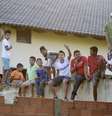 <p>Em uma casa vizinha, jovens correram riscos para ver treino da Seleção</p>  Foto: Ricardo Matsukawa / Terra