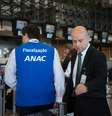 O diretor-presidente da Anac, Marcelo Pacheco dos Guaranys (dir.), inspeciona instalações do aeroporto de Cumbica acompanhado de fiscais da agência  Foto: Marcelo Camargo / Agência Brasil