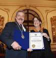 Ex-presidente recebe medalha da prefeita de Lima  Foto: Ricardo Stuckert / Instituto Lula / Divulgação