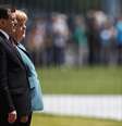 Merkel recebe o premiê tunisiano, Ali Laarayedh, na chancelaria, em Berlim   Foto: AP