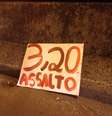 <p>Cartaz contra o aumento das tarifas foi abandonado por manifestantes na avenida Nove de Julho</p>  Foto: Fábio Santos / Terra