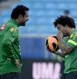 <p>Marcelo (à dir.) é uma das dúvidas de Felipão na Seleção Brasileira</p>  Foto: Ricardo Matsukawa / Terra