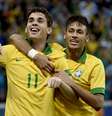 <p>Oscar é festejado por Neymar após fazer o gol que inaugurou o marcador de Brasil x França</p>  Foto: Ricardo Matsukawa / Terra