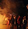 Manifestantes protestam antes de confronto com a polícia em frente à embaixada americana em Ancara na madrugada de domingo  Foto: AP