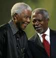 <p>Mandela conversa com o ex-secretário-geral das Nações Unidas, Kofi Annan (dir.), após lançar o grupo de notáveis mundiais The Elders em Johanesburgo, em 2007</p>  Foto: AFP