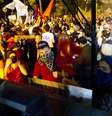 <p>Grupo picha mensagens de protesto em ônibus de São Paulo</p>  Foto: Bruno Santos / Terra
