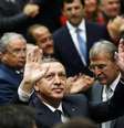 Erdogan cumprimenta parlamentares de seu partido AKP, em Ancara  Foto: Reuters