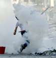 <p>Manifestante atira bomba de gás de volta durante novos confronto com policiais na Praça Taksim, em Istambul</p>  Foto: AP