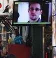 TV mostra um noticiário de Hong Kong sobre Edward Snowden  Foto: AP