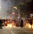 <p>Manifestantes fazem barreira queimando objetos durante protesto na terça-feira, em São Paulo</p>  Foto: Bruno Santos / Terra