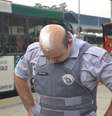 <p>Wanderlei Paulo Vignoli mostra ferimento causado por pedra arremessada por manifestantes</p>  Foto: Rodrigo Paneghine/SSP / Divulgação