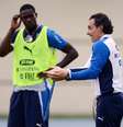 <p>Balotelli ouve instrução do técnico italiano Cesare Prandelli</p>  Foto: Daniel Ramalho / Terra