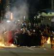 <p>Manifestantes também fizeram barricadas na rua durante protesto desta terça-feira</p>  Foto: Bruno Santos / Terra