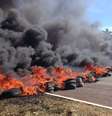 <p>Em Brasília, local da partida de abertura, manifestantes queimaram pneus</p>  Foto: Ricardo Matsukawa / Terra
