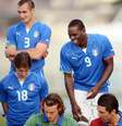 Balotelli faz brincadeira com goleiro reserva da Itália  Foto: Daniel Ramalho / Terra
