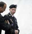 <p>O soldado americano Bradley Manning, acusado de traição por colaborar com o vazamento de documentos para o site WikiLeaks, é conduzido para o quarto dia de seu julgamento, em Fort Mead, Maryland</p>  Foto: AP