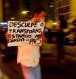 <p>Manifestante carrega cartaz durante protesto</p>  Foto: Bruno Santos / Terra