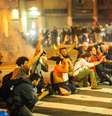 <p>Manifestantes se ajoelham diante de PMs, que atiram balas de borracha durante o protesto de quinta-feira</p>  Foto: Gabriela Biló / Futura Press