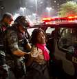 <p>Manifestante é presa por policiais militares durante o protesto na noite de quinta-feira</p>  Foto: Bruno Santos / Terra