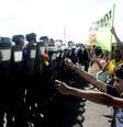 <p>Manifestantes gritam "sem violência" para Tropa de Choque da PM</p>  Foto: Ricardo Matsukawa / Terra