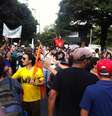 <p>Manifestantes protestam com veemência contra Copa e aumento de passagens, no centro de BH</p>  Foto: Ney Rubens / Especial para Terra