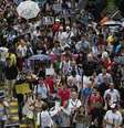 Centenas de pessoas participam em apoio ao responsável por revelar o programa de vigilância dos EUA, em Hong Kong  Foto: AP