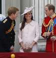 Kate, que espera um filho para julho, exibe a barriga durante conversa com o marido, o príncipe William (dir.), e o cunhado Harry   Foto: AP