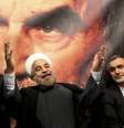 Rohani em frente a cartaz com a imagem do aiatolá Khami em comício em Teerã no dia 1º de junho  Foto: AP