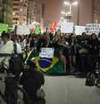<p>Manifestantes fecharam a avenida Ana Costa durante protesto realizado na última sexta-feira em Santos, no litoral paulista</p>  Foto: João Domingues / vc repórter