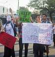 <p>Manifestantes gritam palavras de ordem antes de jogo entre Itália e México, neste domingo</p>  Foto: Reuters