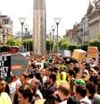 Em Dublin, na Irlanda, brasileiros se reuniram em frente ao monumento Spire  Foto: Thiago Mouta/Facebook / Reprodução