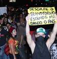 <p>Manifestantes levaram cartazes para protesto nas ruas de Santos</p>  Foto: João Domingues / vc repórter