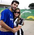 <p>Existiram provocações entre as torcidas, mas um casal também mostrou união entre os times</p>  Foto: Bruno Santos / Terra