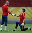 <p>Pepe Reina em treinamento ao lado do titular Casillas, em Recife</p>  Foto: Getty Images 