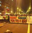 <p>Manifestantes caminharam pelas ruas de Porto Alegre na segunda-feira pedindo mudanças sociais</p>  Foto: Daniel Favero / Terra