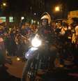 <p>Manifestantes cantaram o Hino Nacional ao passarem por policiais</p>  Foto: André Naddeo / Terra